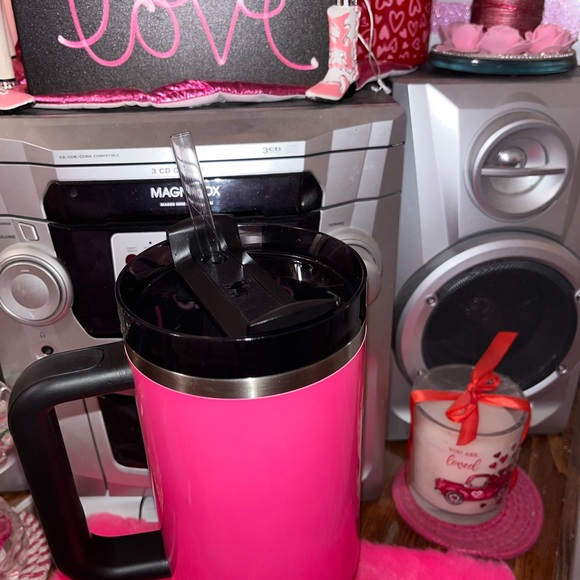 Stanley Neon Electric Pink 40oz - Picture 3 of 6